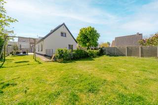 Deze zeer ruime woning werd doorheen de jaren grondig vernieuwd. Tussen 2016 en 2019 werden onder meer elektriciteit, sanitair, badkamers, keuken en verwarming aangepakt. In 2023 volgden nog bijkomende renovaties, waaronder nieuwe ramen in de leefruimte met driedubbel glas en elektrische rolluiken, gevelisolatie met crepi, installatie van 10 zonnepanelen met thuisbatterij, waterontharder, alarmsysteem en camerabewaking.<br /><br />De overige ramen zijn voorzien van manuele rolluiken.<br /><br />Buiten beschikt de woning over een oprit voor 3 wagens, een terras op het gelijkvloers, een ruim terras aan de kelderverdieping en een aangename tuin.<br /><br />Gelegen in een rustige straat in Mariakerke, met een vlotte bereikbaarheid naar het centrum, het strand en belangrijke invalswegen. Winkels en openbaar vervoer bevinden zich op wandelafstand. Er is gratis parkeergelegenheid in de straat en de nabije omgeving.<br /><br />Indeling:<br /><br />-1: polyvalente ruimte met aparte ingang en toegang tot terras, extra keuken/wasruimte, berging en 2 technische ruimtes<br /><br />Gelijkvloers: inkomhal met apart toilet, ruime woonkamer met open keuken en eethoek, 2 slaapkamers, badkamer met inloopdouche<br /><br />1e verdieping: 2 slaapkamers, waarvan 1 met dressing/bureau, ruime badkamer met ligbad, inloopdouche, dubbele wastafel en toilet<br /><br />2e verdieping: bergzolder<br /><br />Aarzel niet en neem contact op voor meer info of een afspraak! <br /><br />
