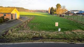 <p>Interesse in dit pand? Neem voor bijkomende informatie of het maken van een afspraak rechtstreeks contact op met Noor Helsen via <strong>+32 471 90 18 10</strong> of <strong>noor.helsen@copandi.be</strong>.</p><p></p><p>In een rustige, doodlopende straat in Ham bevinden zich deze twee halfopen bouwgronden. Dankzij de landelijke ligging geniet u hier van maximale rust, in een aangename woonomgeving met een prachtig uitzicht op groen en weides.</p><p></p><p>Beide percelen hebben een straatbreedte van circa 11 meter. De toegelaten bouwdiepte bedraagt 15 meter op het gelijkvloers en 12 meter op de eerste verdieping.</p><p></p><p>Bestemming: woongebied met landelijk karakter</p><p></p><p>De verkavelingsakte en de bijhorende bouwvoorschriften zijn beschikbaar.</p><p>Een ideale opportuniteit voor wie rustig en groen wil wonen, met voldoende bouwmogelijkheden!</p><p><br />Interesse? Contacteer ons vandaag nog voor meer info of een plaatsbezoek!</p><p></p><p>✅ Lot 1: 5 are 20</p><p>✅ Lot 2: 5 are 33 ca groot</p><p>✅ Prachtig uitzicht op groen</p><p>✅ Rustige en kindvriendelijke buurt</p><p>✅ Doodlopende straat</p>