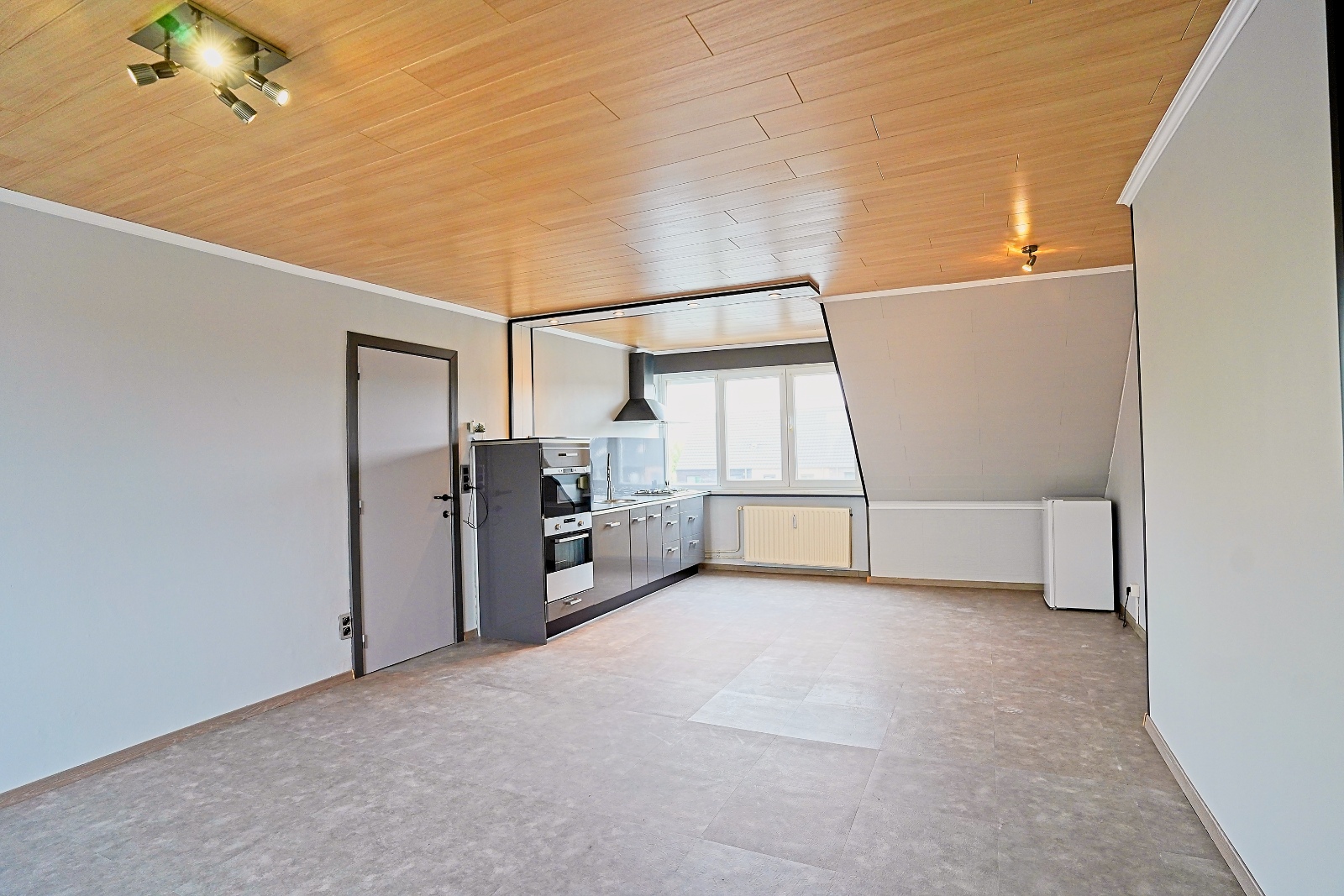 Instapklaar 1-slaapkamerappartement op zolderverdieping – ideaal voor starters of investeerders! - foto 1