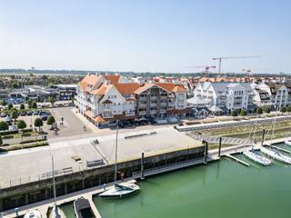 Appartement clé en main situé sur port de plaisance avec vue sur le chenal et la promenade de Nieuport à 2,5 km de la mer.            Disposition: hall d'entrée, toilette séparée, séjour lumineux avec cuisine ouverte, terrasse spacieuse avec vue sur le port de plaisance, débarras séparé, 2 chambres à coucher, dont une avec accès à la 2ème terrasse avec une terrasse orientée au sud, salle de bain avec baignoire et lavabo.<br />Possibilité d'acheter un box de garage simple dans le même bâtiment au niveau -1, dimensions : 5m30 x 3m15.<br />Vendu sous forme de bail emphytéotique, construit dans une zone  portuaire.