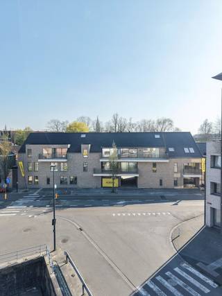 <strong>Dit project voldoet aan de 6% BTW voorwaarden.</strong>
<ul>
	<li>Project in afwerkingsfase - bezoek ter plaatse mogelijk<br /></li>
	<li>Zicht op jachthaven</li>
	<li>Twee of drie slaapkamers</li>
	<li>Keuze uit carport of staanplaats</li>
	<li>E-peil 30</li>
</ul>
<br /><strong>OMGEVING</strong><br />Potrell ontwikkelt een kleinschalig nieuwbouwproject van negen stijlvolle appartementen met zicht op de jachthaven in Ieper. Deze appartementen zijn rustig gelegen, hebben zicht op de vaargeul en bevinden zich op minder dan vijf minuten van het levendige stadscentrum in Ieper, waar zich heel wat winkels, scholen, supermarkten … situeren.<br /><br /><strong>INDELING</strong><br />De nieuwbouwappartementen worden hoogwaardig afgewerkt en bieden twee of drie slaapkamers aan. Ze hebben gevarieerde terrassen op zowel voor- als achtergevel en een privé binnentuin voor appartementen op het gelijkvloers. Tot slot kan een keuze gemaakt worden tussen een carport, inpandige garage of staanplaats bij het appartementsgebouw.<br /><br /><strong>E-PEIL 30</strong><br />De appartementen zijn voorzien van een warmtepomp, vloerverwarming en ventilatiesysteem D, zo voldoen ze aan de huidige EPB-normen.<br /><br /><strong>6% BTW</strong><br />Indien je als koper aan bepaalde voorwaarden voldoet, kun je eventueel genieten van het 6% BTW-tarief op (een gedeelte van) de constructie. Vraag gerust naar de voorwaarden.