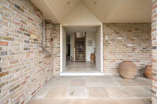 - Villa op een groot hoekperceel (2.510 m²)<br />- Inkomhal met vestiaire en apart toilet <br />- Ruime leefruimte met parketvloer en gezellige gashaard <br />- Overal centrale verwarming op gas, pelletkachel in de eetplaats/keuken<br />- Uitgeruste keuken met natuurstenen vloer<br />- 1 gelijkvloerse slaapkamer<br />- 4 slaapkamers op de eerste verdieping, met parketvloer<br />- Volwaardige zolder<br />- Badkamer op het gelijkvloers met ligbad, inloopdouche en wastafel<br />- Badkamer op de eerste verdieping met douche, wastafel en toilet<br />- Verzorgde tuin met terras in natuursteen, vijver en gemetste barbecue<br />- Ruime dubbele garage met elektrische poort<br />- Carport voor 3 wagens<br />- Droge kelder <br />- EPC: 278 kWh/m²/jaar, label C (geen renovatieplicht), UC: 3891528<br />- 2 regenwaterputten van elk 10.000 liter<br />- Alarmsysteem<br />- Richtprijs: € 699.000