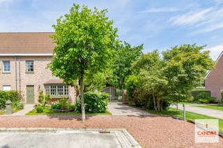 Deze charmante woning is gelegen op een gegeerde locatie aan de rand van Gent, in Sint-Amandsberg, omringd door groen en dicht bij scholen,...