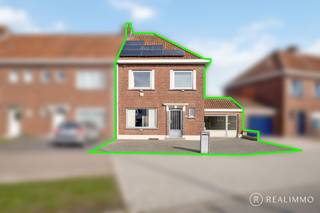 Deze ruime gezinswoning ligt in de Arendswijk in Harelbeke. De woning biedt een praktische indeling, veel ruimte en heel wat mogelijkheden om ze naar eigen smaak op te frissen. Met een bewoonbare oppervlakte van 162 m² op een perceel van 303 m² is dit een sterke basis voor een gezinswoning.<br /><br /><u><strong>Indeling</strong></u><br />Je komt binnen via de inkomhal met gastentoilet. De leefruimte bestaat uit living, eetplaats en keuken in één open geheel.<br />Daarnaast is er nog een extra polyvalente ruimte met een aparte ingang. Deze ruimte kan dienen als bureau, hobbyruimte, praktijkruimte of extra leefruimte.<br />Op de eerste verdieping bevinden zich drie slaapkamers en een badkamer.<br />De woning beschikt ook over een ruime droge kelder. Daarnaast is er een geïsoleerde zolder die extra opslagruimte biedt.<br />Achteraan ligt een volledig afgesloten tuin met uitweg. Daar bevindt zich ook de garage met plaats voor één wagen en heel wat extra opbergruimte.<br /><br /><u><strong>Technisch</strong></u><br />Er zijn zonnepanelen aanwezig, grotendeels dubbele beglazing. Voor de woning geldt een renovatieverplichting, mits het isoleren van het dak van de polyvalente ruimte (21m²) kom je al terecht in een EPC van D.<br /><br /><u><strong>Troeven</strong></u><br />• Rustige ligging in de Arendswijk<br />• 162 m² bewoonbare oppervlakte<br />• Polyvalente ruimte met aparte ingang<br />• Afgesloten tuin met uitweg en garage achteraan<br />• Zonnepanelen aanwezig<br /><br />Contact<br />Meer info of een bezoek ter plaatse? Contacteer Beau op 0494/521962 of via beau@real-immo.be.