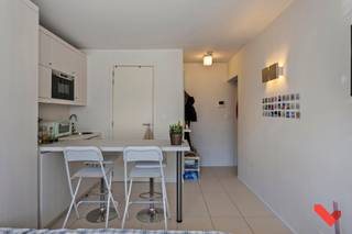 <div>
<article>
<div>
<div>
<div>
<div>
<div>
<div>
<p>Welkom in deze comfortabele studentenstudio, ideaal gelegen voor een zorgeloze studententijd!</p>
<p>Deze studio is louter voor individueel gebruik en is volledig ingericht met een bed, bureau, tafel, boekenrek en kleerkast. Daarnaast beschikt de studio over een eigen ingerichte keuken, douche en toilet. Warm en koud water zijn voorzien, evenals een internetaansluiting via netwerkkabel.</p>
<p>In het gebouw zijn volgende (nuts)voorzieningen/diensten aanwezig die gedeeld worden met de andere bewoners: fietsenbergplaats, centrale verwarming en schoonmaak van de gemeenschappelijke delen.</p>
<p>De residentie biedt een aangename en rustige woonomgeving en is vlot bereikbaar met het openbaar vervoer en belangrijke invalswegen.</p>
<p>Deze studio is enkel beschikbaar voor studenten en is onmiddellijk beschikbaar.</p>
<p>Huurprijs: €675 + €75 provisie nutsvoorzieningen.</p>
</div>
</div>
</div>
</div>
<div></div>
<div>
<div></div>
</div>
</div>
</div>
</article>
</div>
<div></div>