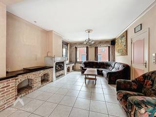 <p>Centraal gelegen woning bestaande uit een inkomhal met afzonderlijk toilet, ruime lichtrijke leefruimte met eet-en zithoek, ruime keuken met eetplaats, ingerichte badkamer (ligbad met douchemogelijkheid en lavabo), was/bergplaats, garage met sectionale poort en een private tuin met aangelegd terras en tuinberging. Op het verdiep is een nachthal met afzonderlijk toilet, 4 volwaardige slaapkamers, 2 bergingen en een ruime geisoleerde zolder.</p>
<section>
<div>
<div>
<div>
<div>
<div>
<div>
<p></p>
</div>
</div>
</div>
</div>
</div>
</div>
</section>
<p>Extra troeven:</p>
<ul>
<li>Bewoonbare oppervlakte van 190m²</li>
<li>Dubbele beglazing en CV op gas</li>
<li>Regenwaterput</li>
<li>Droge kelder</li>
<li>Vlotte verbinding naar scholen, winkels, openbaar vervoer en belangrijke in-en uitvalswegen.</li>
</ul>
<p></p>
<p>Deze woning is te koop ZONDER makelaar via het concept van Smart Houses! Wenst u verdere inlichtingen of bezoek? Contacteer rechtstreeks de eigenaar via 0496 96 80 28</p>