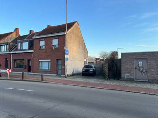 Centraal gelegen eengezinswoning met ruime tuin!<br /><br />Een gerenoveerde eengezinswoning (2013) met 3 slaapkamers, grote tuin met garage, kelder en ruime zolder.<br /><br />Centraal gelegen in Ekeren, vlakbij de snelweg (A12 en E19), openbaar vervoer, scholen, winkels, en Ekerse Putten en heeft een eigen oprit (grote troef in deze buurt). Deze charmante woning is instapklaar!<br /><br />Via de inkomhal heb je toegang tot een apart gastentoilet en degelijke bureau / hobbyruimte. Ruime leefruimte (betegeld) met aansluitend een volledig uitgeruste open keuken die voorzien is van inductiekookplaat, dampkap, combi-oven, dubbele spoelbak, afwasmachine, ijskast en diepvriezer. Naast de keuken bevindt zich een berging / wasruimte met kasten en een spoelbak.<br /><br />Via de keuken heeft U rechtstreeks toegang tot het zuiders gerichte terras met zeer grote en gezellige tuin welke rust en privacy biedt. Er is een grote garage met veel potentieel, en 2 poorten (deze zijn aan vervanging / herstelling toe). <br /><br />De open trap naar boven beschikt over ingemaakte kasten alsook een deur naar de droge kelder. Deze is betegeld en heeft ook ingemaakte kasten: 2 kasten met opbergruimte en 1 voor nutsvoorzieningen.<br /><br />Op de eerste verdieping bevinden zich 3 slaapkamers, op laminaat.<br />Momenteel worden deze gebruikt als slaapkamer / kinderkamer / dressing. De grote badkamer heeft een ruime inloopdouche, dubbel lavabomeubel, toilet, verwarming en kasten.<br /><br />Op de tweede verdieping bevindt zich een ruime geïsoleerde zolder. Deze ruimte biedt kansen om extra slaapkamers of een hobbyruimte te creëren.<br /><br />EPC certificaat beschikbaar, asbestinventaris is lopende.<br />Verkoopdatum in onderling overleg, ten laatste medio zomer 2026 beschikbaar.<br />