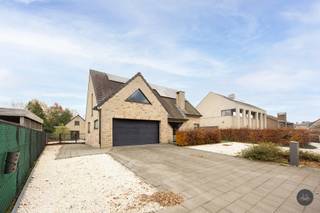 <p><span>Instapklare open bebouwing met ruime tuin en bijgebouw</span></p>
<p><span>Bent u op zoek naar een </span><b>ruime, instapklare woning</b><span> met een fantastische tuin en bijgebouw? </span><span>Deze prachtige open bebouwing biedt een ideale combinatie van rust, ruimte en een zeer energiezuinig karakter. Gelegen op de verbindingsweg tussen Heultje (Westerlo) en Westmeerbeek (Hulshout), bent u verzekerd van een vlotte bereikbaarheid en tegelijkertijd de rust van het achterliggende landschap.</span></p>
<p><span>Naast de gunstige ligging, heeft deze woning nog heel wat andere troeven:</span></p>
<ul>
<li><b> 48! Zonnepanelen:</b><span> Hoge opbrengst van </span><b>9.375 kWh</b><span> voor een zeer lage energiefactuur.</span></li>
<li><b>EPC-klasse B (161 kWh/(m²/jaar):</b><span> Zeer energiezuinig wonen, waarbij de EPC-score </span><b>snel en kostenefficiënt op te trekken</b><span> is.</span></li>
<li><b>Volledig uitgerust bijgebouw/studio:</b><span> Ingericht met leefruimte, badkamer en slaapkamer – ideaal voor werk, hobby of gasten.</span></li>
<li><b>Ontspanning aan huis:</b><span> Ruim terras met een </span><b>heerlijke jacuzzi</b><span> in de volledig aangelegde tuin.</span></li>
<li><b>Airco met warmtepomp: </b><span> Voor optimaal comfort in elk seizoen.</span></li>
<li><b>Gezellige sfeer:</b><span> Ruime en lichtrijke leefruimte met een </span><b>inbouwhaard</b><span>.</span></li>
<li><b>Dubbele inpandige garage</b><span> en maar liefst 8 parkeerplaatsen buiten</span></li>
</ul>
<h3><b>Indeling</b></h3>
<p><span>Gelijkvloers:</span></p>
<p><span>U betreedt de woning via de zij-ingang, die leidt naar de inkomhal met vestiaire en gastentoilet. De leefruimte is ruim en lichtrijk, opgedeeld in een gezellige zithoek met inbouwhaard en een eethoek. De open, geïnstalleerde keuken staat in directe verbinding met de leefruimte en biedt uitzicht over de groene tuin. Aansluitend is er een bijkeuken met koelkast en een praktische wasplaats met aansluitingen en ingemaakte kasten. Vooraan is er ook nog de dubbele inpandige garage.</span></p>
<p><span>Eerste Verdieping: <br /></span><span>De nachthal biedt toegang tot drie ruime slaapkamers, een badkamer uitgerust met inloopdouche, ruim bad, lavabo en toilet, en een compacte berging. Er is tevens een handige bureau voorzien op de nachthal. In totaal beschikt de woning over 4(+1) slaapkamers en 2 badkamers. Waarvan in het bijgebouw ook één slaapkamer en badkamer voorzien is.</span></p>
<p><span>Exterieur: <br /></span><span>De volledig aangelegde, oostgerichte tuin beschikt over een ruim terras met jacuzzi. Achteraan bevindt zich het ruime bijgebouw, nu ingericht als studio, maar ook in te richten als werk-of hobbyruimte. </span></p>
<p><span>Kan u niet wachten om deze woning te ontdekken? Plan dan snel uw bezoek in via onderstaande gegevens.</span></p>
<p><span>Interesse in dit huis? Neem snel contact op via </span><span>Kieran.dams@homixx.be</span><span> of 016 792 901</span></p>