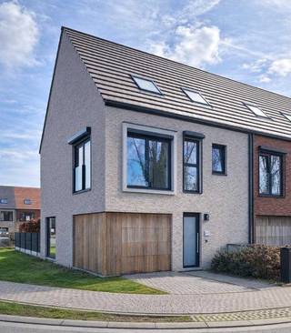 Deze moderne en instapklare woning uit 2021 combineert ruimte, comfort en energiezuinigheid (EPC A). Dankzij de praktische indeling en...