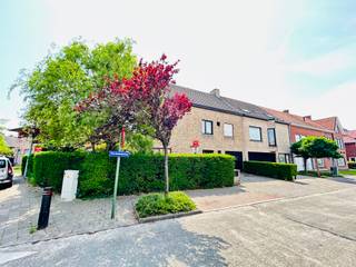 Prachtige woning gelegen te Roeselare aan het Koningin Astridplein. Deze rustige woonwijk is ideaal gelegen door zijn nabijheid van station,...