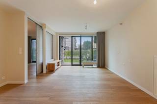 Stijlvolle gelijkvloerse assistentiewoning te koop met 1 slaapkamer, gelegen in het hart van de duinen van Koksijde, op een boogscheut van het...