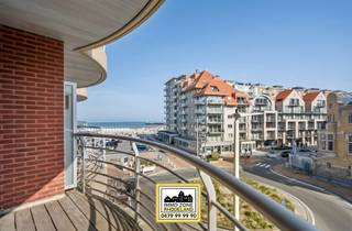 <p>"ABSOLUTE TOPPER" - Afspraak ENIGE BEZOEKDAG ENKEL telefonisch via Randy Remue op 0479/ 99. 99. 90, meer info via Facebook "Remue Randy" - LIKE de pagina en blijf op de hoogte van alle nieuwe woningen. De stukken van de woning zijn te consulteren op www.immo-zone.be. Deze uitstekend gelegen studio vinden we terug te Albert I Laan 153, Nieuwpoort. De modern ingerichte studio ligt in het hart van de stad, op wandelafstand van de zeedijk, winkels en restaurants. Vanaf het terras geniet u van een aangenaam uitzicht op zee. Indeling: Bij het binnenkomen treffen we het slaapvertrek met aansluitend de moderne badkamer voorzien van douche, lavabo en toilet. De lichtrijke leefruimte met open keuken geniet van een mooie lichtinval dankzij de grote raampartij. Op het terras kunt u in heerlijk ontspannen en genieten van de omgeving. Deze studio is een ABSOLUTE TOPPER voor starters, investeerders of voor wie op zoek is naar een buitenverblijf aan zee. <br />P-score: B / G-score: B. <br />VOOR ZEER SNELLE BESLISSERS!!<br />IMMO ZONE RHODELAND  RANDY REMUE - ANNELEEN WAEREMOES  0479/ 99. 99. 90</p>