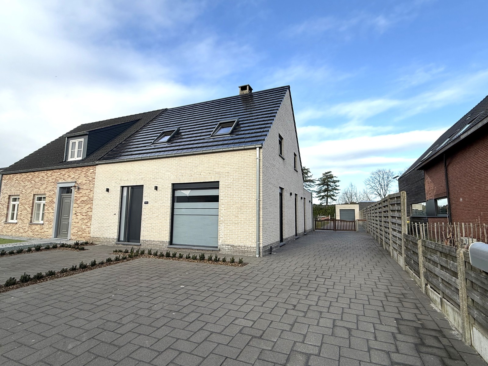 Half-open bebouwing met 3 slaapkamers. - foto 1