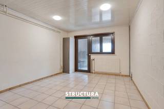 Deze woning bevindt zich op korte afstand van het centrum van Merchtem, met winkels, horeca en openbaar vervoer op wandelafstand. Ze beschikt over een praktische indeling, een garage, parkeermogelijkheid voor de deur en een onderhoudsvriendelijke tuin. Dankzij het EPC-label B is de woning bovendien energiezuinig. Momenteel is ze verhuurd aan stabiele huurders die er sinds 2018 wonen, wat het pand eveneens interessant maakt als investering.IndelingGelijkvloers: inkomhal met traphal, apart toilet, garage, sas, wasplaats met douche en een ruime hobbyruimte. Achteraan bevinden zich een veranda en terras met aansluiting op de onderhoudsvriendelijke tuin.Eerste verdieping: leefruimte met eetplaats, afzonderlijke keuken, badkamer en twee slaapkamers.Zolder: reeds afgewerkte en ruime zolderverdieping, momenteel bereikbaar via een valtrap. Mits verdere aanpassing kan deze ruimte eventueel worden ingericht als één of meerdere bijkomende kamers.Karakteristieken- EPC B – energiezuinige woning- Centrale ligging nabij het centrum- Winkels, horeca en openbaar vervoer op wandelafstand- Garage en parkeermogelijkheid voor de woning- Onderhoudsvriendelijke tuin- Ruime, inrichtbare zolder- Momenteel verhuurd aan €950/maand- Geïndexeerde huurprijs: €1.026,72/maand- Stabiele huurders sinds 2018Deze woning combineert een centrale ligging met een praktische indeling, goede energieprestaties en bijkomende ruimte op de zolderverdieping. Een interessante eigendom voor zowel eigen bewoning als voor wie op zoek is naar een reeds verhuurd pand met bestaande huurinkomsten.Meer informatie of een bezoek ter plaatse? Contacteer ons via 02 460 80 46 of info@structura.be.