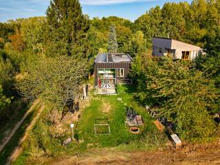 <span><span><strong>🏠 Ontdek je nieuwe thuis tijdens het weekend van de OPENKIJKDAGEN!<br />📅 Zondag 18 oktober ⏰ 10u tot 12u00. Inschrijven via referentienummer </strong></span></span><strong><span><span>4470771</span></span></strong><br /><br /><strong>UNIEK ONTWORPEN</strong>, vrijstaande woning met <strong>UITZONDERLIJKE LICHTINVAL</strong> en zuidwestgerichte tuin aan de <strong>RAND VAN BOS ‘T ENAME</strong>. Deze uitzonderlijke woning geniet van een <strong>GROENE, RUSTIGE LIGGING</strong> met een <strong>PRACHTIG WEIDS UITZICHT</strong> over de <strong>OMLIGGENDE VELDEN</strong>. Grote raampartijen en een <strong>INDRUKWEKKENDE VIDE</strong> geven de leefruimte een <strong>OPEN EN RUIMTELIJK KARAKTER</strong>, terwijl het overvloedige daglicht en de <strong>VERGEZICHTEN</strong> zorgen voor een <strong>STERKE VERBINDING TUSSEN BINNEN EN BUITEN</strong>. Het omliggende groen vormt <strong>DOORHEEN DE SEIZOENEN</strong> een steeds <strong>VERANDEREND DECOR</strong>. Op de verdieping bevindt zich een <strong>VEELZIJDIGE POLYVALENTE RUIMTE</strong>, aangevuld met <strong>DRIE RUIME, LICHTRIJKE SLAAPKAMERS</strong> en een badkamer met inloopdouche en ligbad. Ook buiten staat genieten centraal: de <strong>TUIN MET ZUIDWESTELIJKE ORIËNTATIE</strong> biedt rust, privacy en <strong>MOOIE ZONSONDERGANGEN</strong> met zicht over het landschap.<br /><br />Adres: Katteberg 136 te Ename (Oudenaarde)<br /><br />EPC-label A; P-score: D, G-score: D; Bestuursmaatregelen in maatregelenregister: neen.