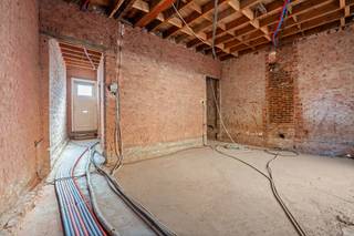 <p>Te koop: ruwbouwwoning in Sint-Niklaas, gelegen aan de stadsrand in een rustige, residentiële buurt.</p>
<p>In de Vlasbloemstraat vindt u deze ruwbouwwoning, ideaal voor wie op zoek is naar een project dat volledig naar eigen smaak en wensen kan worden afgewerkt. Gelegen aan de rand van Sint-Niklaas geniet u hier van een rustige woonomgeving met een vlotte verbinding naar het stadscentrum en de belangrijkste invalswegen.</p>
<p>Deze woning biedt een uitstekende basis om uw eigen woonconcept te realiseren. Dankzij de reeds uitgevoerde ruwbouwwerken heeft u de vrijheid om de verdere afwerking, indeling en materiaalkeuzes volledig zelf te bepalen.</p>
<p> </p>
<p>Troeven:<br />• Ruwbouwwoning met tal van afwerkingsmogelijkheden<br />• Rustige ligging aan de stadsrand<br />• Vlotte bereikbaarheid via belangrijke invalswegen<br />• Mogelijkheid om de woning volledig naar eigen smaak af te werken<br />• Nabij winkels, scholen en openbaar vervoer</p>
<p>Opgelet: Het momenteel vermelde EPC betreft het oude certificaat. Door de uitgevoerde werken en de huidige ruwbouwstaat is een nieuw EPC in aanvraag en zal dit beschikbaar zijn zodra de opmaak is afgerond.</p>
<p> </p>
<p>Bent u op zoek naar een woning die u volledig kunt personaliseren? Dan is dit een unieke kans.</p>
<p> </p>
<p>Neem vandaag nog contact op met uw ERA-makelaar voor meer informatie of een bezoek ter plaatse.</p>
<p>JOUW DROOMHUIS. ZO GEVONDEN!</p>