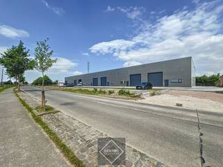 Benaderende bruto-AFMETINGEN: Magazijn: b: 12m x d: 15m  (180 m²)2 private parkeerplaatsen: 6m x 2,5 mOok andere oppervlaktes te verkrijgen:...