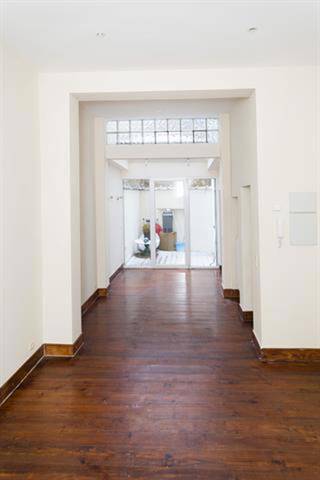 SAINT-GILLES (Rue Defacqz 91) Ideaal gelegen tussen de Avenue Louise en de Place du Chatelain: licht appartement met twee slaapkamers en een binnenplaats. Mooi duplexappartement van ± 100 m²: 2 slaapkamers (16 m² en 13 m²), ingerichte keuken, 1 grote woonkamer van 31 m², 2 doucheruimtes (douche, wastafel, toilet), eigen binnenplaats. Beschikbaar vanaf 01/09/20026. Huurprijs: 1.290 EUR Kosten: 50 EUR (gemeenschappelijke kosten en water)<br />Huurwaarborg: 2 maanden. EPC: D (187 kWh/m²/jaar en 37 CO₂/m²/jaar).<br />Info & bezichtigingen uitsluitend per e-mail via LMEERT@TREVI.BE