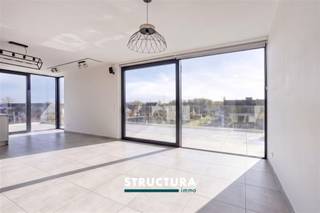 Op wandelafstand van het centrum bevindt zich deze uitzonderlijke penthouse met een indrukwekkend terras van ca. 76 m². Dit lichtrijke appartement combineert ruimte, comfort en een uitstekende ligging, en vormt bovendien een interessante investering dankzij de huidige verhuur.Indeling3de verdieping: Inkomhal met gastentoilet – ruime en lichtrijke leefruimte met open keuken en directe toegang tot het zonnige terras – nachthal – 3 slaapkamers (13m² - 6m² en 6m²) – badkamer en berging.Kelderberging.Autostaanplaats bij aan te kopen aan €25.000.Karakteristieken- Bewoonbare oppervlakte ca. 98 m²- Energiezuinig, EPC A - Elektriciteit conform- Recent gebouw (2020)- Momenteel verhuurd aan €1.345/maand (incl. lasten) sinds 2020- Centrale ligging nabij winkels, openbaar vervoer en voorzieningenEen unieke opportuniteit voor wie op zoek is naar een ruim penthouse met groot terras of een zorgeloze investering op een toplocatie. Contacteer ons vandaag nog voor meer informatie of een bezoek via 02 460 80 46 of info@structura.be