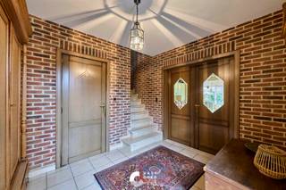 <p>Prachtig gelegen gezinswoning met privé bosterrein en EPC B<br /><br />Deze woning gelegen op een zeer rustige en groene locatie in Eksel. De woning werd gebouwd rond 1990 en is door de originele eigenaren zeer goed onderhouden door de jaren. De woning is voorzien van 4 slaapkamers, een badkamer, inpandige garage en een grote kelder. Een van de grootste bijzonderheden van dit eigendom is de achterliggende bosgrond wat zorgt voor een totaal oppervlakte van 25 are en 52 ca. Dit is werkelijk een paradijsje aan huis en niet iets wat je vaak tegenkomt. <br /><br />De indeling van de woning is als volgt:<br /><br />KELDER:<br />- Berging <br />- CV ruimte<br /><br />GELIJKVLOERS: <br />- Inkomhal<br />- Toilet<br />- Living <br />- Bureau<br />- Eetkamer<br />- Veranda<br />- Keuken<br />- Bijkeuken/wasruimte<br />- Inpandige garage<br /><br />EERSTE VERDIEPING:<br />- Grote overloop/nachthal<br />- Slaapkamers<br />- Badkamer<br />- Toilet<br /><br />BUITEN:<br />- Aangelegde oprit<br />- Terras <br />- Tuinhuis<br />- Aangrenzend bos<br />- Veel privacy<br /><br />TROEVEN:<br />+ EPC B<br />+ Zonnepanelen met certificaten<br />+ Airco's<br />+ aangrensend bosterrein van 18 are71ca <br />+ Grote kelder<br />+ Inpandige garage<br />+ Ruimtelijk ingedeeld<br />+ 4 Slaapkamers<br /><br />Droomt u van een ruime gezinswoning waar u thuiskomt in alle rust, met uw eigen stukje bos als achtertuin? Dan is deze woning in Eksel zeker een bezoek waard. Neem contact met ons op en ontdek zelf de ruimte, het groen en de privacy die deze bijzondere eigendom te bieden heeft.</p>