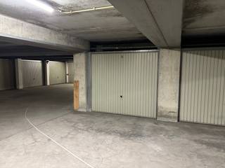 À la recherche d’un investissement sûr et rentable au cœur d’Ostende ? Ce box de garage fermé, situé au sous-sol de la Résidence Mercator, bénéficie d’un emplacement extrêmement central, à distance de marche des commerces, de la digue et des transports en commun. Le garage est facilement accessible et offre une solution pratique au problème croissant de stationnement en ville. Une excellente opportunité, tant pour un usage personnel que pour un investissement. Contactez-nous pour plus d’informations ou pour une visite sur place!