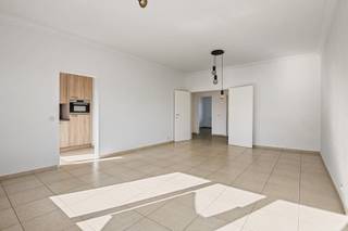 <p><span>Ben je op zoek naar een verzorgd appartement op een uitstekende locatie? Dit mooi afgewerkte appartement van ca. 83 m² combineert comfort, ruimte en een praktische indeling. Gelegen in een kleinschalig en goed onderhouden gebouw in Wilrijk, is dit de ideale thuisbasis voor gezinnen, koppels of investeerders die op zoek zijn naar een zorgeloze woonst.</span></p><h3><span>Ligging</span></h3><p><span>Het appartement geniet van een gunstige ligging in Wilrijk, met winkels, scholen, restaurants en openbaar vervoer op wandel- of fietsafstand. Dankzij de vlotte verbindingen bereikt u zowel het centrum van Antwerpen als de omliggende invalswegen in een mum van tijd.</span></p><h3><span>Indeling</span></h3><p><span>Via de inkomhal betreedt je de lichtrijke leefruimte, waar grote raampartijen zorgen voor een aangename lichtinval en een open gevoel creëren. Aansluitend bevindt zich de moderne, recent vernieuwde keuken, stijlvol afgewerkt met warme houtaccenten, een zwart werkblad en kwalitatieve ingebouwde toestellen.</span></p><p><span>Het appartement beschikt over twee volwaardige slaapkamers. De master bedroom vormt een comfortabele en rustige plek om tot rust te komen. De tweede slaapkamer biedt rechtstreeks toegang tot het terras en kan perfect ingericht worden als kinder-, logeer- of bureauruimte. </span></p><p><span>De badkamer werd modern ingericht en voorzien van een ruime inloopdouche en een eigentijds wastafelmeubel. Daarnaast is er een apart gastentoilet aanwezig, wat extra comfort biedt voor bewoners en bezoekers. </span></p><p><span>Verder is er nog een praktische kelderberging, ideaal voor het opbergen van seizoensmateriaal of andere spullen. De verzorgde afwerking draagt bij aan het instapklare karakter van het appartement.</span></p><h3><span>Buitenruimtes</span></h3><p><span>Vanuit de grootste slaapkamer heeft u toegang tot het aangename balkon, waar je in alle rust kan genieten van een groen uitzicht. Achteraan het gebouw bevindt zich bovendien een private garagebox, die mee aan te kopen is voor €25.000 en een absolute meerwaarde vormt in deze omgeving. </span></p><p><span> Dit instapklare appartement biedt de perfecte combinatie van wooncomfort, praktische ruimtes en een centrale ligging. Klaar om de volgende stap te zetten? Neem vandaag nog contact op en ontdek tijdens een bezoek of dit jouw nieuwe thuis wordt. </span></p>