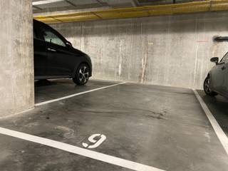 De ondergrondse staanplaats is gelegen recht over het stadhuis van Waregem, dichtbij HET PAND en op 2 minuten van de bibliotheek, de winkelstraat...