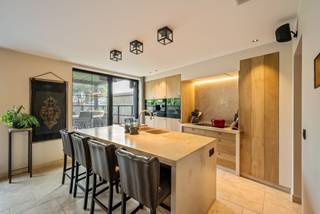 Dit exclusieve appartement spreidt zich uit over twee verdiepingen en biedt comfort, ruimte en luxe op hoog niveau. Op de eerste verdieping treft...
