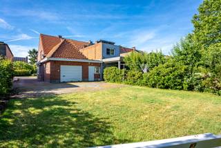 Bent u op zoek naar een ruime woning die u naar uw eigen smaak kunt renoveren? Dan is deze woning in de Vierhoevenstraat te Kapellen zeker een bezoek waard.<br /><br />Via de inkomhal bereikt u de leefruimte, die aansluit op de keuken. Verder bevinden zich op het gelijkvloers een badkamer, gastentoilet, twee praktische bergingen en een inpandige garage, wat zorgt voor heel wat extra opbergruimte en gebruiksgemak.<br /><br />Op de eerste verdieping zijn er vier slaapkamers aanwezig, waardoor deze woning uitermate geschikt is voor een gezin of voor wie extra ruimte wenst voor een bureau of hobbykamer.<br /><br />De woning beschikt verder over een grote droge kelder, een onderhoudsvriendelijke tuin en voldoende parkeerruimte.<br /><br />Dankzij de ruime indeling en de gunstige ligging vormt dit pand de ideale basis voor wie op zoek is naar een renovatieproject met veel potentieel.<br /><br />Gelegen in een rustige en aangename buurt van Kapellen, met winkels, scholen, openbaar vervoer en belangrijke invalswegen in de nabije omgeving.<br /><br />Wenst u meer informatie of een bezoek ter plaatse? Contacteer ons via 03/568.03.03 of info@vastgoed03.be.