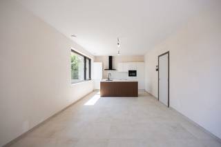 Voor verdere info of een vrijblijvende waardebepaling van uw eigendom: stephanie.mottie@homixx.be of 016 84 96 84<br /><br />Welkom in residentie Ter Hoght, waar luxe, comfort en energiezuinig wonen naadloos samenkomen. Dit indrukwekkende nieuwbouwappartement werd opgeleverd in mei 2026 en voldoet aan de allerstrengste energienormen met een uitzonderlijke E-peil van minder dan 10. Bij Homixx Vastgoed, uw professionele vastgoedpartner, houden we ervan om u volledig te ontzorgen; deze unieke woonst is dan ook volledig instapklaar en met het oog op detail hoogwaardig afgewerkt.<br /><br />Licht en een optimaal ruimtegevoel staan centraal in de ruime leefruimte, die harmonieus overvloeit in een moderne, open en hoogwaardig afgewerkte keuken. Grote glaspartijen zorgen voor een ruimtelijk en lichtrijk gevoel. Op het ruime terras met zicht op de daktuin kan u heerlijk genieten van alle rust en privacy. <br /><br />Het appartement beschikt over twee slaapkamers. De mooie badkamer straalt pure luxe uit en is voorzien van een royale inloopdouche en dubbele lavabo's, overigens ideaal aangevuld met een apart toilet. Verder is er nog een praktische berging/technische ruimte voorzien. <br /><br />Op vlak van technieken is dit pand volledig klaar voor de toekomst. Een lucht-water warmtepomp, een modern ventilatiesysteem, een snelle internetkabel in glasvezel en maar liefst 6 individuele zonnepanelen zorgen ervoor dat uw verbruik tot een absoluut minimum wordt beperkt. Tot slot beschikt u over een handige kelderberging en 2 ondergrondse vaste staanplaatsen. Een zeldzame opportuniteit voor wie op zoek is naar modern wooncomfort op een toplocatie.<br /><br />Het appartement is bovendien onmiddellijk beschikbaar!<br />De maandelijkse huurprijs bedraagt 1.150 EUR + 50 EUR gemeenschappelijke kosten = 1.200 EUR<br /><br />Ontdek snel dit pareltje in centrum Haacht en maak je afspraak via stephanie.mottie@homixx.be of 016 199 348