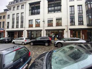 <p><strong>Bien 1 : Oude Graanmarkt 59</strong></p>
<ul>
<li><strong>Locataire :</strong> Parca BV</li>
<li><strong>Activité :</strong> Représentation des cuisines ArcLinea et showroom pour Parca Projects</li>
<li><strong>Loyer mensuel :</strong> €3.270,74(septembre 2024)</li>
<li><strong>Revenus locatifs annuels :</strong> environ €39.250,08</li>
<li><strong>Caution :</strong> 3 mois (7 500 €)</li>
<li><strong>Charges :</strong> 250 € par mois (chauffage, eau, etc.)</li>
<li><strong>Renouvellement du contrat :</strong> 10 septembre 2024 prolongé jusqu'au 30 septembre 2025</li>
<li><strong>Particularités :</strong> Aucun retard de paiement, indexation annuelle au 1er septembre</li>
<li><strong>Précompte immobilier :</strong> 1 974,57 € (2024)</li>
</ul>
<p><strong>Bien 2 : Oude Graanmarkt 57</strong></p>
<ul>
<li><strong>Locataire :</strong> Baltic Textile Trading BV (boutique de vêtements de seconde main Think Twice)</li>
<li><strong>Activité :</strong> Magasin de vêtements sous l’enseigne Think Twice, faisant partie du groupe Humana</li>
<li><strong>Loyer mensuel :</strong> €3.149,62 (septembre 2024)</li>
<li><strong>Revenus locatifs annuels :</strong> environ €37.795,44</li>
<li><strong>Caution :</strong> 2 mois (5 500 €)</li>
<li><strong>Charges :</strong> 250 € par mois (chauffage, eau, etc.)</li>
<li><strong>Renouvellement du contrat :</strong> 1er février 2020, prolongé jusqu'au 1er février 2029</li>
<li><strong>Particularités :</strong> Terrasse rénovée, installation récente d'une climatisation par le locataire, aucun retard de paiement</li>
<li><strong>Précompte immobilier :</strong> 1 974,57 € (2024)</li>
</ul>