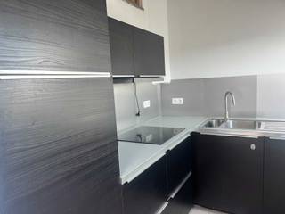 Duplex met 2 slaapkamers, 2 badkamers met bad en douche, vernieuwde keuken<br />Vernieuwde traphal en gevel in crepi, goede isolatiewaardes<br />Parkings voor de deur, dichtbij station en openbaar vervoer