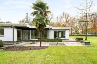 This stylish villa is located in the 'Ganzeplas' neighborhood in the beautiful Aalter.The property consists of 2 plots of building land, each...
