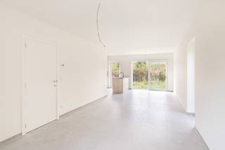 Maak kennis met project “Beversluis” in Rotselaar en ontdek deze moderne en duurzame nieuwbouwwoningen, rustig gelegen in een groene en aangename omgeving. <br />Het project omvat in totaal 18 gezinswoningen, aangevuld met een parking en een overdekte fietsenstalling. Binnen dit aanbod stellen wij nu 6 woningen voor die volledig instapklaar worden opgeleverd.<br /><br />Elke woning wordt volledig afgewerkt opgeleverd, zodat je zonder zorgen kunt verhuizen. De afwerking omvat onder meer gelakte binnendeuren voor een stijlvolle en duurzame uitstraling, professioneel uitgevoerde schilderwerken, tot in de puntjes verzorgd, en een aangelegde tuin en terras, zodat je meteen kunt genieten van je buitenruimte. <br />Dankzij deze complete afwerking hoef je geen extra werken meer te plannen of budget te voorzien. Je kiest voor comfort, kwaliteit en gebruiksklaar wonen vanaf dag één.<br />De woningen beschikken over drie slaapkamers, lichte leefruimtes en een mooie tuin, wat ze bijzonder geschikt maakt voor gezinnen of wie op zoek is naar rust en ruimte. <br /><br />De centrale ligging, dicht bij belangrijke verbindingswegen, scholen en winkels, maakt dit project extra aantrekkelijk.<br /><br />Daarnaast is er veel aandacht besteed aan energiezuinig wonen. Elke woning is uitgerust met vloerverwarming op gas, een ventilatiesysteem en zonnepanelen. Dit resulteert in een laag energiepeil en een optimaal wooncomfort, met een lagere energiefactuur als extra voordeel.<br /><br />Plan eenvoudig een bezoek via de website van Malines-Group en ontdek jouw toekomstige thuis in project Beversluis.