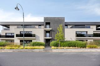 Deze ruime bovengrondse autostaanplaats van 2,5 x 8,14 m bevindt zich in een prachtige residentie in het hart van Balen. Het volledig...