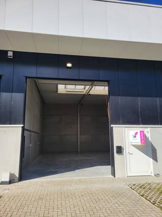 KMO-Unit te huur in Genk van 160m²KMO-Unit van 160m² met inpandig kantoor gelegen op het KMO-park Zuiderpark (Genk- Zuid). Goede bereikbaarheid van...