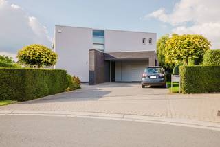 SITUATIONCette villa architecturale est située à Merelbeke, dans une impasse particulièrement calme et adaptée aux enfants. Cet emplacement combine...