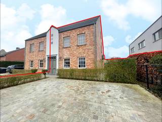 GELIJKVLOERSInkomhal 6,5 m2 op tegel met ingebouwde kasten. Leefruimte 28,5 m2 op tegel. Keuken 31,5 m2 op tegel met kookplaat (gas), ijskast ‘Novy’,...