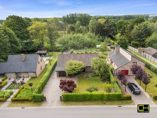 In een aangename en groene omgeving te Sint-Kruis-Winkel bevindt zich deze charmante open bebouwing op een perceel van maar liefst 1.050 m². De woning biedt een bewoonbare oppervlakte van 164 m² en combineert ruimte, licht en tal van mogelijkheden voor wie op zoek is naar comfortabel wonen in alle rust.<br /><br />Bij het betreden van de woning komt u terecht in de inkomhal met gastentoilet. De lichtrijke woonkamer vormt samen met de afgesloten keuken het hart van de woning. Verder beschikt het gelijkvloers over een praktische berging, een badkamer, twee volwaardige slaapkamers en een inpandige garage.<br /><br />Via de vaste trap bereikt u de zolderverdieping waar zich een derde slaapkamer bevindt. De ruime zolder biedt bovendien nog extra mogelijkheden naar inrichting of uitbreiding.<br /><br />Renovatieverplichting omwille van de elektrische verwarming. <br /><br />Buiten geniet u van een ruim terras en een diepe tuin achteraan de woning, ideaal om in alle privacy tot rust te komen. Er is extra bergruimte in de vrijstaande garage. <br /><br />Bezoekdag donderdag 28/05/2026 van 16u tot 18u, mits het maken van een afspraak via 09 395 05 40 of verkoop@concept-home.be
