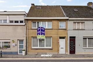 Bent u op zoek naar een project waar u wonen en werken perfect kunt combineren? Boomsestraat 82 in Niel is een structureel kerngezonde "ruwe diamant" met mogelijkheden die u in deze regio zelden vindt. Met een indrukwekkend perceel en multifunctionele bijgebouwen is dit de ultieme kans voor de ondernemer of creatieveling.<br /><br />Wat dit pand echt onderscheidt, is de enorme veelzijdigheid. Dankzij het grote atelier/magazijn:werkplaats en de dubbele garage is de woning ideaal voor een zelfstandige, een praktijkruimte voor een bijberoep of een uitgebreide hobbyruimte.<br /><br />De aanwezigheid van zowel een zij- als achteringang is een absoluut unicum. U ontvangt klanten of levert materiaal zonder de privéwoning te betreden.<br />Een Groene Oase van 550 m²<br /><br />In deze regio is een tuin van dergelijke omvang een zeldzaamheid. Het uitzonderlijk grote perceel biedt volledige privacy en talloze inrichtingsmogelijkheden. Een diepe tuin waar u na het werk volledig tot rust komt.<br /><br />De woning is technisch in uitstekende staat en biedt een ijzersterke basis voor uw renovatiedromen:<br /><br />Gelijkvloers: Royale basis voor een open keuken en lichtrijke leefruimte.<br />Verdieping: 3 volwaardige slaapkamers (geen kleine kamertjes!).<br /><br />Kelder: Volledig onderkelderd; droge ruimte voor stockage of hobby.<br /><br />Gelegen in het hart van Niel met een razendsnelle verbinding naar de A12 en E19. U combineert een centrale ligging met de rust van een riante buitenruimte.<br /><br />Kortom: Een renovatieproject met een enorme meerwaarde bij afwerking, perfect voor wie ruimte en professionaliteit wil combineren.<br /><br />Interesse? Plan vandaag nog uw bezoek!<br />Contact: Tim 📞 0483 60 60 60<br />✉️ Tim@mondovastgoed.be<br /><br />Mondo Vastgoed – Makelaars, maar anders!