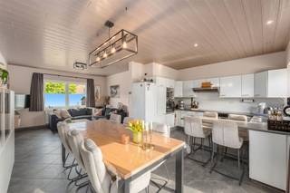 <p><span>Ligging<br /></span><span>In de Sint-Gerolfstraat woon je in een fijn hoekje van Drongen. <br />Een rustige, groene straat in een buurt waar gezinnen graag wonen: scholen, bakker en winkels om de hoek, de Leie en de velden op wandelafstand. <br />Je fietst in een kwartier naar het centrum van Gent en staat via de op- en afrit van de E40 in enkele minuten op de autosnelweg richting Brussel of de kust.<br /><br /></span><span>Instapklare woning met 3 slaapkamers, thuiskantoor en genietplek buiten<br /></span><span>Deze halfopen woning werd in 2010 gerenoveerd en sindsdien met zorg verder afgewerkt. <br />Je stapt binnen in de inkomhal en komt via een glazen deur in de gezellige leefruimte. <br />Vooraan de zithoek met houtcassette, achteraan de eetplaats en open keuken aan een groot schuifraam (2024) dat je zo de tuin in leidt.<br />De vroegere garage werd slim omgebouwd tot een volwaardig thuiskantoor met eigen toegang, ook ideaal als praktijkruimte of extra leefruimte.<br />Deze kan uiteraard opnieuw omgebouwd worden tot garage.<br />Op de verdieping liggen drie slaapkamers, waarvan de master het comfort heeft van een dressing. <br />De badkamer is ruim opgevat en heeft een walk-indouche, ligbad, dubbele wastafel en toilet. <br />Via een vaste trap bereik je de geïsoleerde zolder met heel wat bergruimte.<br />Buiten, geniet je achteraan van een gezellig aangelegd terras met doorsteek naar de carport, volledig omheind en zonder inkijk.<br />Vooraan is er een zonnige voortuin, ruime oprit met plaats voor meerdere wagens en een laadpaal.<br /><br /></span><span>Extra<br /></span><span>/ 13 zonnepanelen, zonneboiler en laadpaal<br />/ EPC B<br />/ elektriciteit conform<br /><br /></span><span>Troeven<br /></span><span>/ instapklaar, enkel de keuken vraagt nog aandacht<br />/ verrassend ruim wonen<br />/ gegeerde, rustige ligging<br /><br /></span></p>