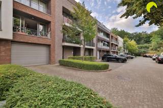 <p><span>In de mooi residentie "Parkzicht" in het centrum van Mortsel, bevindt zich dit 2-slpk. appartement op de 2de verdieping met terras en ondergelegen garagebox (bij aan te kopen aan € 25.000). De lift verbindt het appartement met de ondergrondse garagebox. Het openbaar vervoer en de tramverbindingen zijn op 75 meter, de winkels en centrum op wandelafstand. </span></p><p><span> </span></p><p><span>Met de lift bereiken we de 2de verdieping waar we via de open inkom de woonruimte betreden met een open keuken. Deze is ingericht met kasten en toestellen zoals een kookvuur met dampkap, koelkast en oven. Van hieruit heb je een mooi en breed panorama, en kan je via een schuifdeur het terras bereiken met zicht op de groene Ridder Van Ranstlei.</span></p><p><span> </span></p><p><span>De badkamer is uitgerust met 2 wastafels en ligbad met douche-faciliteit. Het aparte toilet heeft ook een handenwasser. Er is een berging met een aansluiting voor een wasmachine en droogkast. In de tweede berging </span><span>hangt de CV Vaillantbrander voor individuele verwarming en warm water.</span></p><p><span> Aan de achterzijde zijn er 2 slaapkamers op laminaat (423 x 260) en (200 x 319) . De ondergrondse verdieping is te bereiken met lift, waar zich de garagebox en een fietsenberging bevinden. </span></p><p><span> </span></p><p><span>Lage provisiekosten (€ 102/m) voor water, minuterie, onderhoud lift en gang, syndicus, blokpolis,...)</span></p><p><span> </span></p><p><span>· EPC A-label : 78 kWh (m²/jaar)! </span></p><p><span>· AREI conform!</span></p><p><span>· bouwjaar 2010</span></p><p><span>· onmiddellijk beschikbaar!</span></p><p><span>· Informatie over water: G-score: klasse A, P-score: klasse A</span></p><p><span> </span></p><p><span>Zorgeloos wonen op een fijne locatie in Mortsel!</span></p><p><span> </span></p><p><span>Voor een bezoek ter plaatse bel 03/449.42.141 of mail <span>hallo@habicom.be</span></span></p><p><span>Benieuwd naar de waarde van jouw woning? Check het gratis op <span>www.watismijnhuiswaard.be</span></span><span> </span></p><p><span> </span></p>