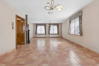 +++ Eenestraat 4, Iddergem +++<br /><br />Deze gezellige 3-gevelwoning is ideaal gelegen op wandelafstand van de dorpskern van Iddergem, met scholen, winkels en openbaar vervoer binnen handbereik. Bovendien geniet u van een vlotte verbinding naar belangrijke invalswegen. Bij het betreden van de woning komt u in de inkomhal met gastentoilet. De <strong>ruime en lichtrijke leefruimte</strong> bestaat uit een gezellige zithoek en een eetkamer. Aansluitend vindt u een <strong>aparte, volledig geïnstalleerde keuken </strong>met directe toegang tot het <strong>terras </strong>en de <strong>tuin</strong>. De tuin beschikt tevens over een handige <strong>tuinberging</strong>. Op het gelijkvloers bevindt zich eveneens <strong>de eerste slaapkamer en de badkamer </strong>uitgerust met een ligbad en een tweede toilet. Verder is er nog een praktische berging met douche. Op de eerste verdieping bevindt zich de <strong>tweede ruime slaapkamer</strong>. <strong>De zolderverdieping biedt de mogelijkheid om ingericht te worden als derde slaapkamer of polyvalente ruimte</strong>. De woning beschikt eveneens over een <strong>aparte garage</strong> met afgesloten oprit, wat zorgt voor extra comfort en parkeergelegenheid. Interesse? Voor meer inlichtingen of een bezoek, contacteer ons via info@immoteam.be of 0478/05 90 69.