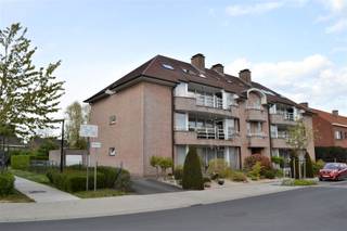 Graag stellen wij je dit lichtrijke dakappartement in residentie Amarillys voor.<br /><br />Het appartement is gelegen in een rustige en groene omgeving en omvat een inkomhal, een badkamer met douche, een apart toilet en een praktische ruimte met aansluiting voor een wasmachine en droogkast.<br /><br />Centraal bevindt zich de gezellige leefruimte met een open, volledig uitgeruste keuken en een aangename woonkamer die geniet van veel natuurlijk licht en een mooi uitzicht. Achteraan bevinden zich twee kamers: een ruime slaapkamer met ingemaakte kasten en een tweede kamer die perfect dienst kan doen als bureau, dressing of kinderkamer. Zowel de leefruimte als de slaapkamers zijn afgewerkt met een stijlvolle parketvloer.<br /><br />Verder beschikt het appartement over een praktische berging.<br /><br />Het appartement is bereikbaar via de trap, al kan je ook de lift nemen tot op de tweede verdieping. Van daaruit bereik je de derde verdieping via de trap.<br /><br />Bij het appartement hoort bovendien een ruime garage, inbegrepen in de huurprijs. Bewoners kunnen daarnaast genieten van het gemeenschappelijke tuintje.<br /><br />De ligging is een absolute troef: je woont er in een rustige en groene omgeving, terwijl je toch vlak bij het centrum en belangrijke invalswegen zoals de R8 en de E17 bent.<br /><br />Gemeenschappelijke kosten: 40 euro.<br />Vrij 1 oktober 2026.<br /><br />Waarom net dit aanbod overwegen?<br /><br />✔ aangename omgeving<br />✔ leuke verzichten<br />✔ knus ingericht<br />✔ perfect instapklaar<br />✔ veel lichtinval<br />✔ rustige residentie<br />✔ ruime garage<br /><br />Geïnteresseerd? Vul eenvoudig het contactformulier in en we nemen spoedig contact op.