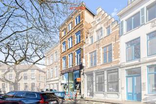 Graag presenteren wij u dit uitstekend gelegen handelspand met een grote vitrine op de levendige Vismarkt, een toplocatie vlak bij de...