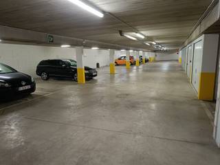 Autostaanplaats (P39) te koop in een ondergrondse parking (verdieping -2). Automatische poort met afstandsbediening. Meer info of een bezoek...