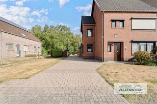 Bezoeken ter plaatse worden ingepland via e-mail: bart@vastgoedvalkenborgh.be<br /><br />Broekstraat 6 3590 Diepenbeek: Ruime halfopen gezinswoning met 3 slaapkamers en zonnige ZO-georiënteerde tuin in Diepenbeek.<br /><br />Met een bewoonbare oppervlakte van 216 m² biedt deze woning alle ruimte voor een comfortabel gezinsleven. De praktische indeling omvat 3 volwaardige slaapkamers en een grote en lichtrijke veranda die een mooie meerwaarde vormt. Mits enkele aanpassingen kan deze veranda perfect worden geïntegreerd met de leefruimte, waardoor een indrukwekkende, open woonruimte ontstaat.<br /><br />De zuidoost gerichte oriëntatie zorgt ervoor dat u optimaal geniet van de ochtend- en middagzon, zowel binnen als buiten. Een ideale plek om in alle rust te ontspannen of gezellig te genieten met familie en vrienden.<br /><br />De woning is gelegen in de Broekstraat, een aangename en vlot bereikbare omgeving, op korte afstand van winkels, scholen, openbaar vervoer en belangrijke invalswegen. Bovendien bevinden Hasselt, Genk en de E313 zich op slechts enkele minuten rijden, wat deze woning bijzonder interessant maakt voor pendelaars.<br /><br />Met een <strong>EPC-label D</strong> is er <strong>geen renovatieverplichting</strong>, waardoor u de woning volledig op uw eigen tempo kunt moderniseren en afwerken naar uw persoonlijke smaak.<br /><br /><strong>Troeven</strong>
<ul>
	<li><span>Halfopen bebouwing</span></li>
	<li><span>216 m² bewoonbare oppervlakte</span></li>
	<li><span>3 volwaardige ruime slaapkamers</span></li>
	<li><span>Grote veranda met potentieel om de leefruimte aanzienlijk uit te breiden</span></li>
	<li><span>Zonnige zuidoostgerichte oriëntatie</span></li>
	<li><span>Centrale ligging nabij winkels, scholen en uitvalswegen</span></li>
	<li><span>Vlotte verbinding naar Hasselt, Genk en de E313</span></li>
	<li><span>EPC D – geen renovatieverplichting</span></li>
</ul>
Een woning die ruimte, comfort en toekomstmogelijkheden perfect combineert op een uitstekende locatie.<br />Indeling: Gelijkvloers: inkomhal, toegang tot provisiekelder, leefruimte, keuken, ruime veranda, badkamer, bergruimte, wasplaats, gastentoilet.<br />1e Verdieping: kleine badkamer, slaapkamer 1, slaapkamer 2, slaapkamer 3 . Er is een traplift geïnstalleerd naar het eerste verdiep die uiteraard ook kan gedemonteerd worden.<br />Kleine provisiekelder aanwezig.<br /><br />Comfort: De keuken is ingericht met een gasfornuis, vaatwasmachine en inbouwfrigo. De badkamer op het gelijkvloers is voorzien van een bad, wc en dubbele lavabo. De kleinere badkamer op het eerste verdiep is voorzien van een toilet en een enkele lavabo. In de wasruimte op het gelijkvloers is eveneens een aparte douche geïnstalleerd.<br /><br />Energie: Houten ramen met dubbele beglazing. De buitenmuren zijn geïnjecteerd met isolatie (pur). Centrale verwarming op aardgas (Daalderop). EPC-score: 324 kWh/m² (D). Er zijn rolluiken aanwezig, elektrisch en sommige manueel te bedienen.<br /><br />Bewoonbare opp.: 216m2.<br />Perceel opp.: 7a31ca.<br />Bouwjaar : 1964.<br />KI: 632.<br />Vraagprijs: 298.000 euro.<br />Meer informatie via kantoor op 0475/55.59.03 of bart@vastgoedvalkenborgh.be.<br /> 