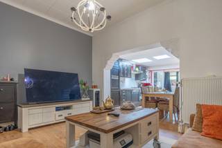 Centraal gelegen gezinswoning met 4 slaapkamers te Turnhout.EPC-Label: D | Conforme elektriciteit | AsbestvrijOmschrijving:We betreden deze woning...