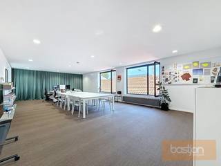 Kantoorruimte van 70m².Deze kantoorruimte is gelegen op het eerste verdiep van een kantorengebouw.  Toegankelijk via een trap, voorzien van...