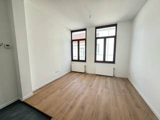 Dit pand is gelegen op een TOP locatie in hartje Mechelen! Ideaal voor investeerders of studenten.Indeling van de woning:Gelijkvloers: Leefruimte:...